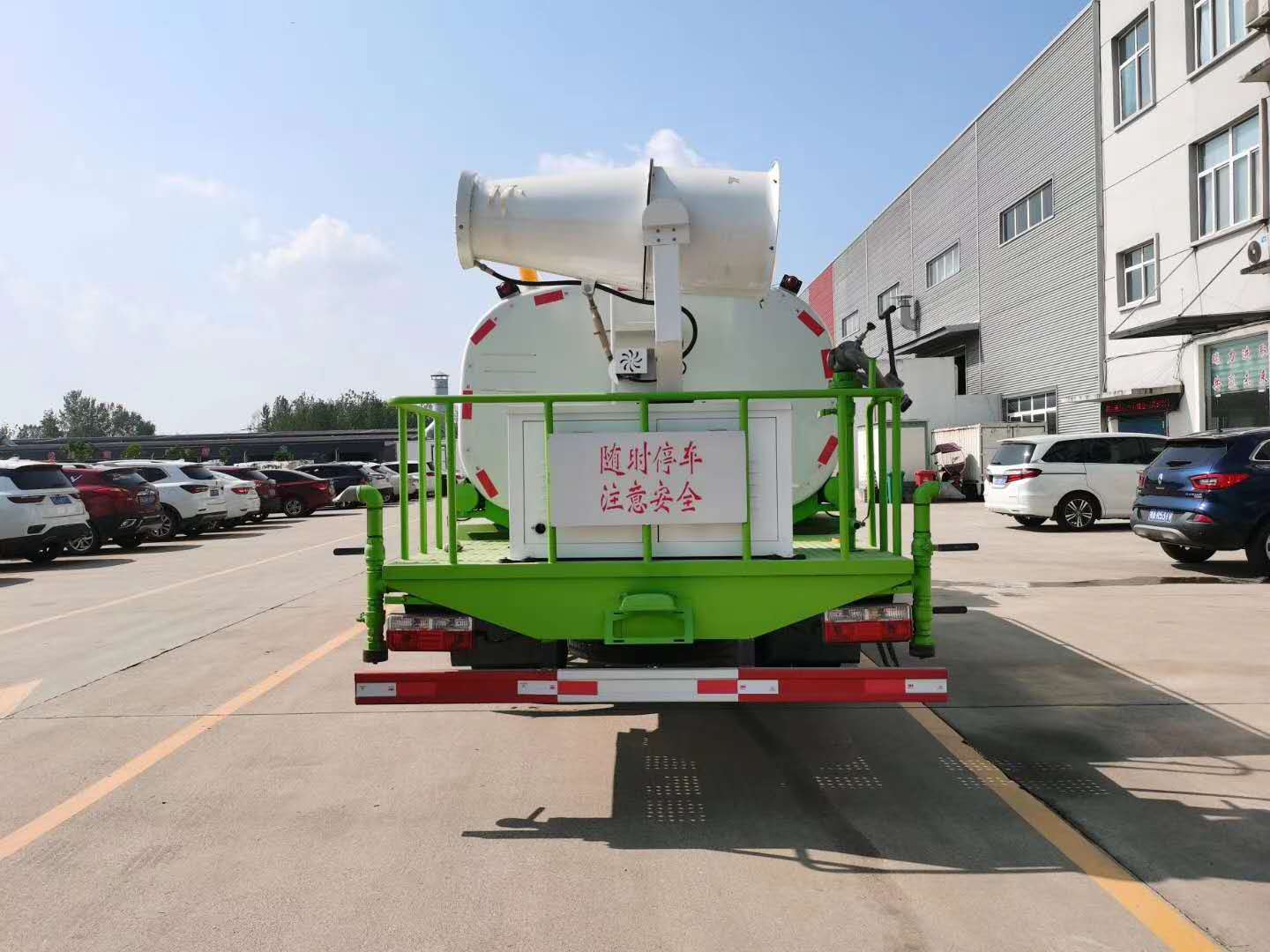 國六9方東風(fēng)抑塵灑水車廠家圖片30米霧炮車高低檔變速箱價格