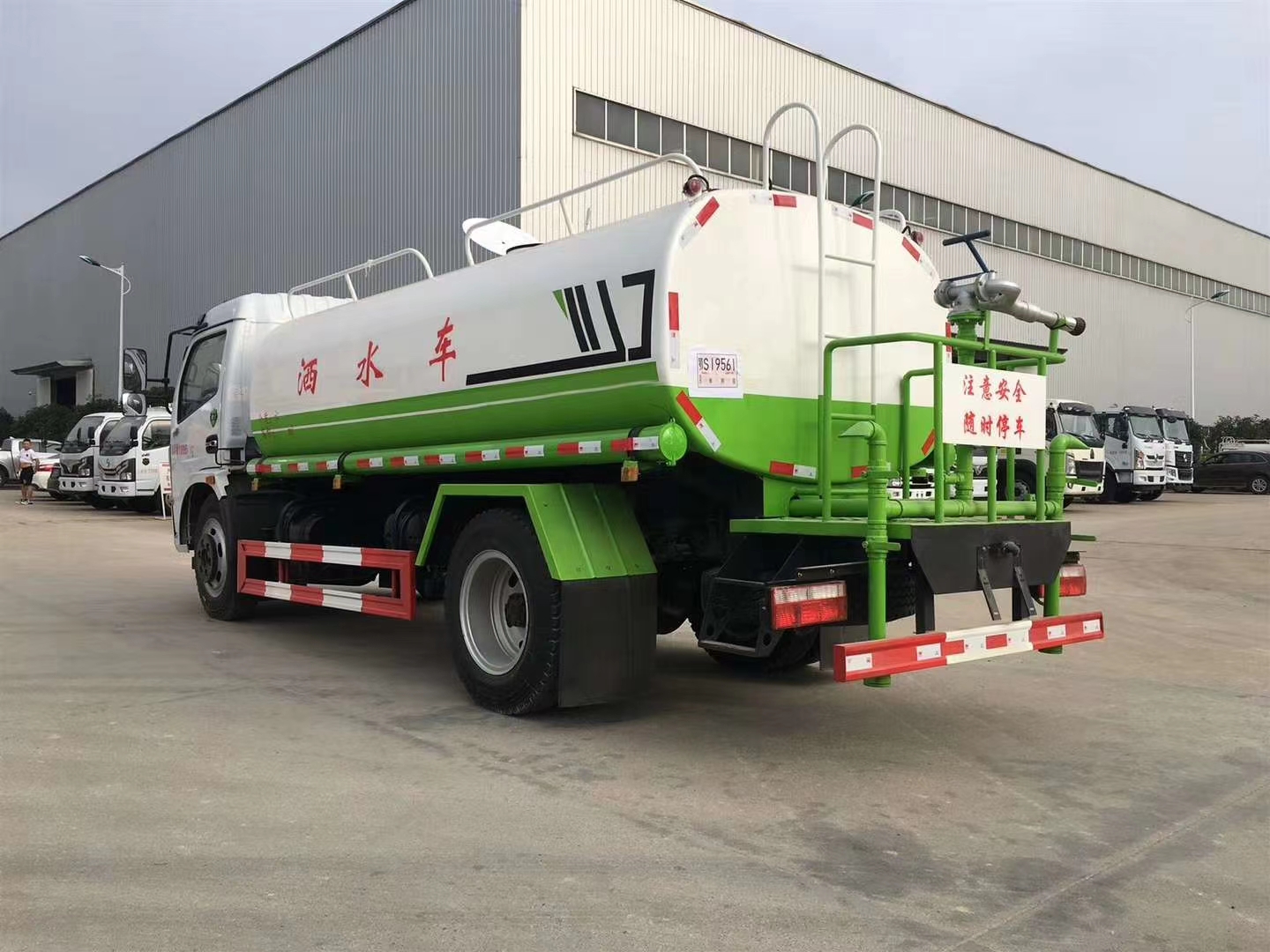 國(guó)六東風(fēng)福瑞卡9方灑水車