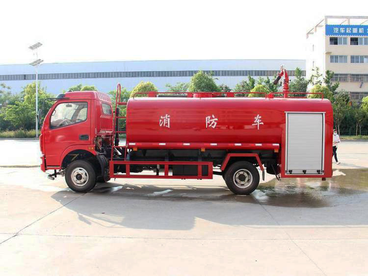 東風多利卡6噸消防灑水車