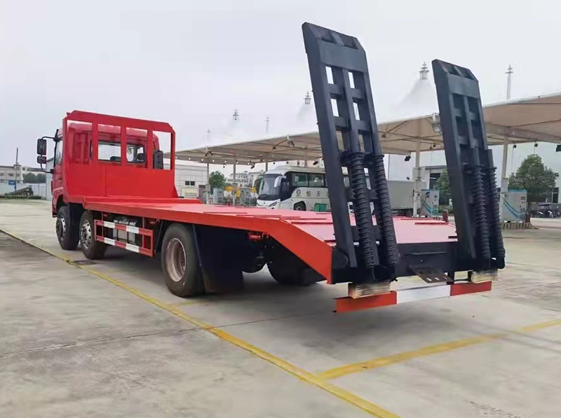 國六東風(fēng)D17-Z小三軸平板運(yùn)輸車